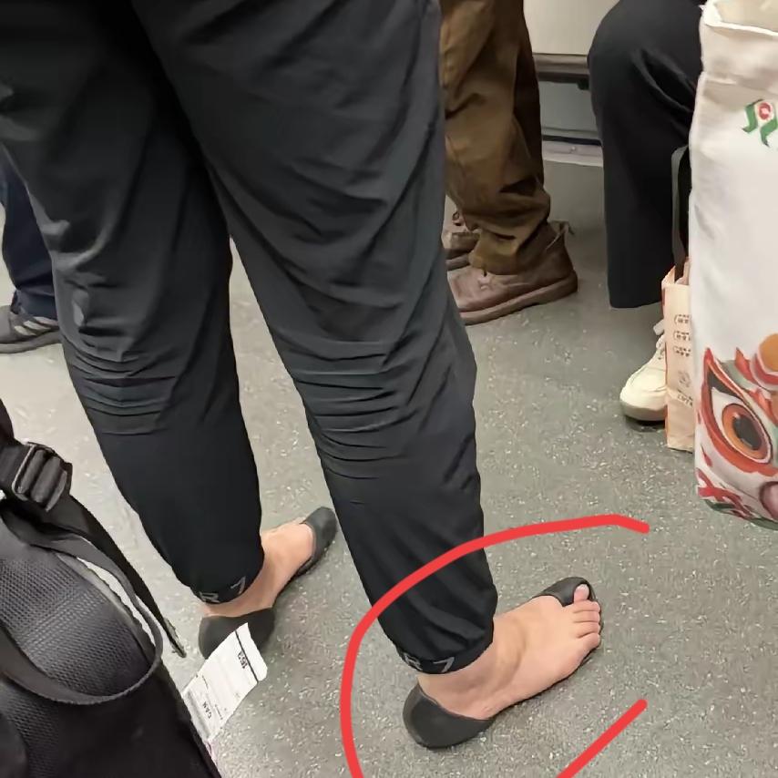 坐地铁撞见一双神仙鞋子，我盯了三站都没看明白！远看像光脚，近看只有两个小鞋头