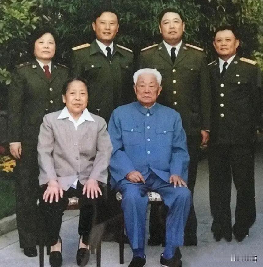 黄新廷将军，晚年和家人的合影，一家人都是军人。照片里，黄新廷坐得很直，脸却