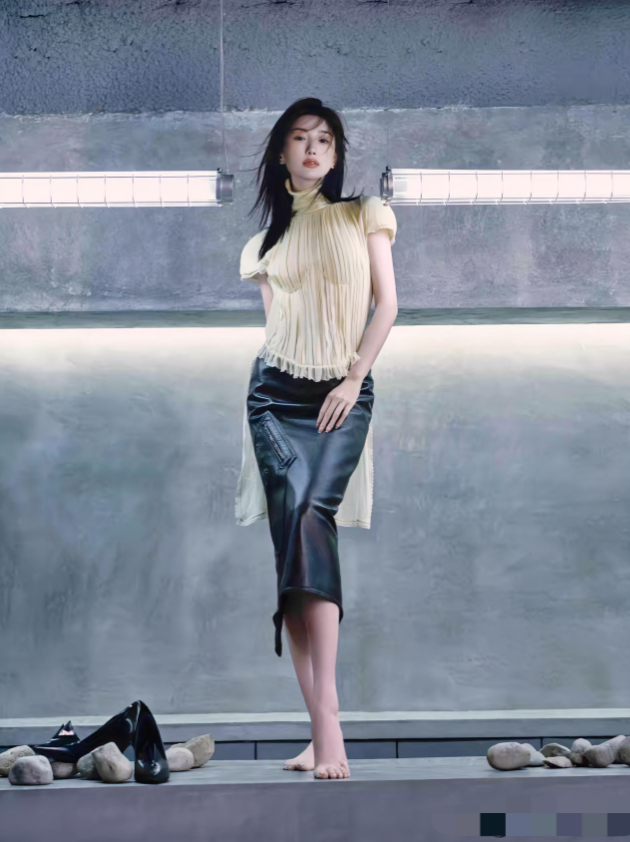 毛晓彤，163cm，光脚拍照又美又飒，特别是那双脚肉嘟嘟的好可爱，你们看看是不是