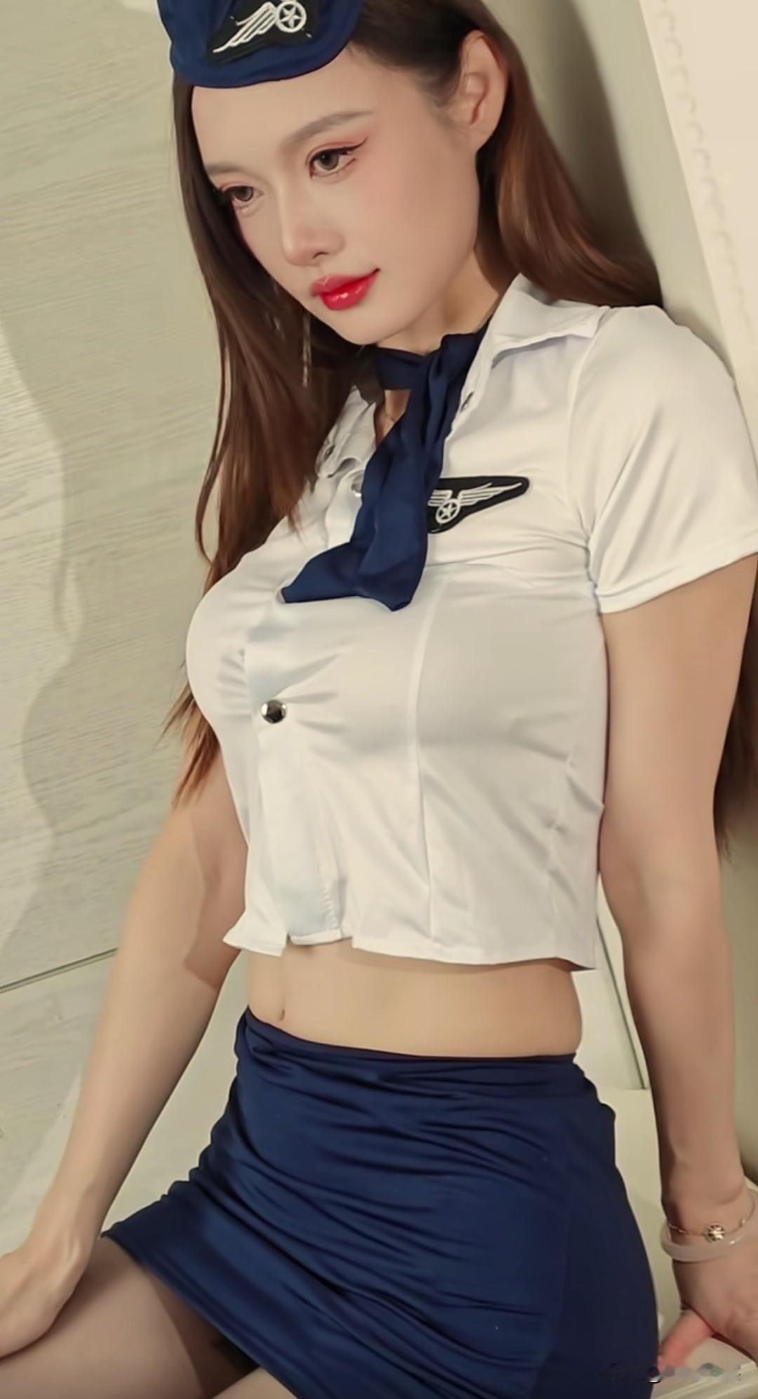 蓝裙映月影，白衫映春光。