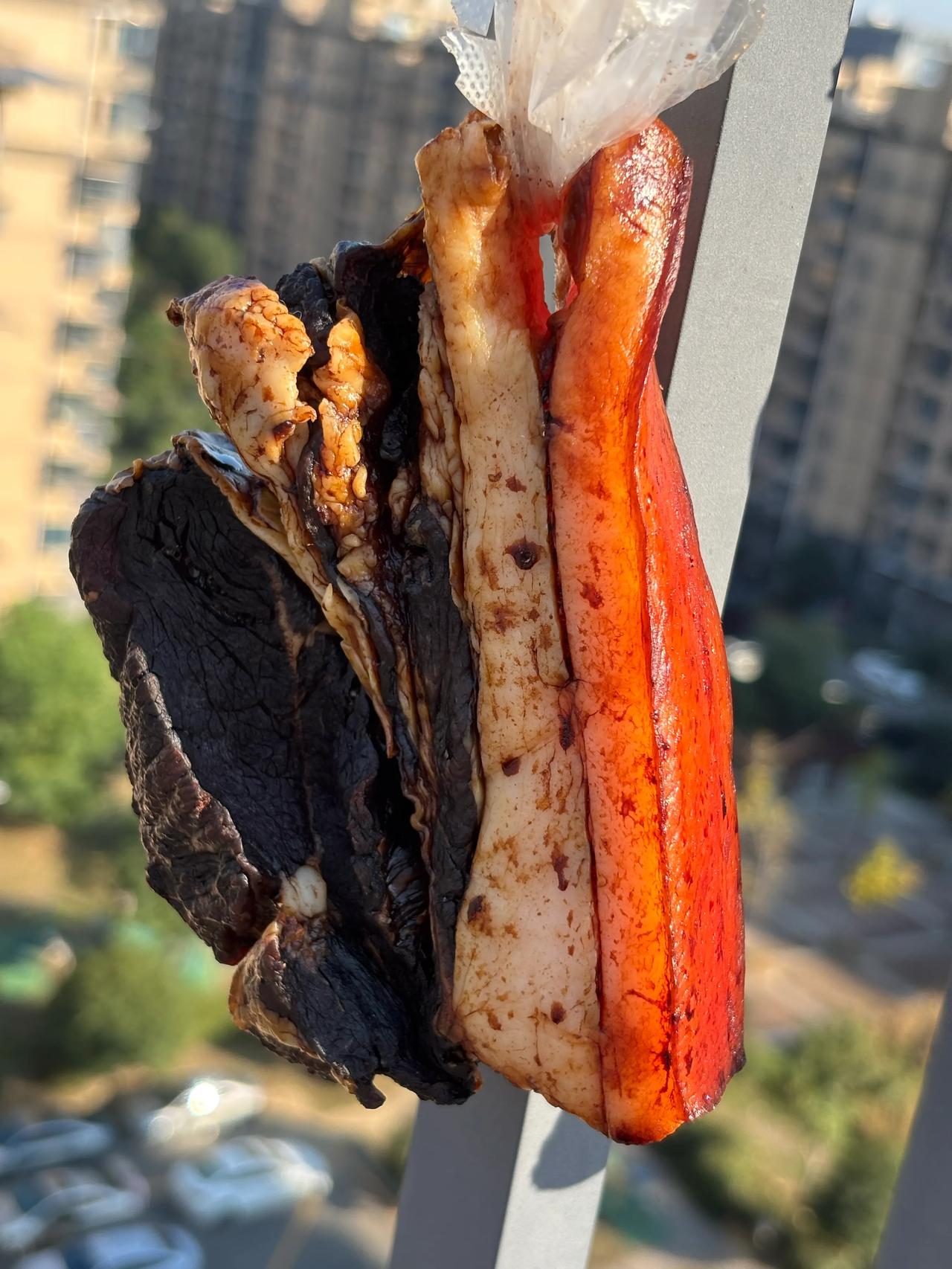 这是邻居腌制的肉，看着好诱人呀！我是一个从来不吃腊肉的人看着都有点馋了。烟