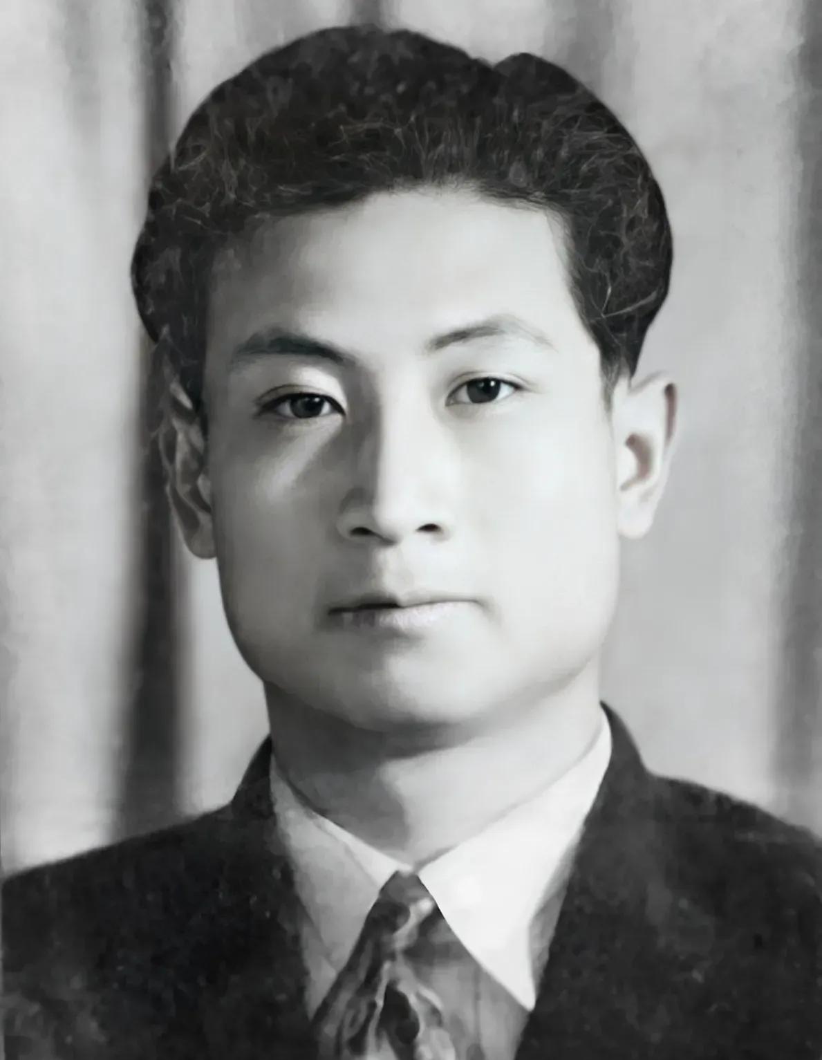 1950年，李苍降被捕，为了让他屈服，敌人抓来了他怀孕的妻子，指了指她的肚子，对