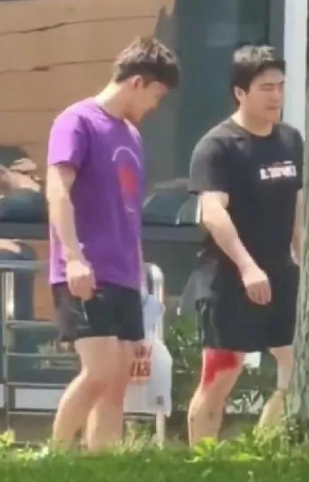 梁靖崑走起路来，有点一瘸一拐的，看着不仅让人揪心，还让人担心伦敦世乒赛上的成