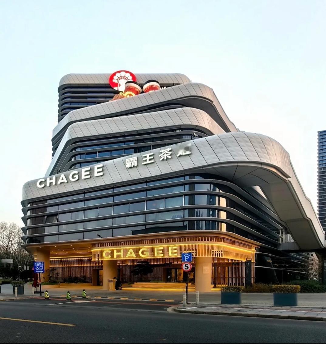 霸王茶姬事件给所有加盟店老板上了一课你可以雇佣学历低的员工，但是绝对不能雇佣