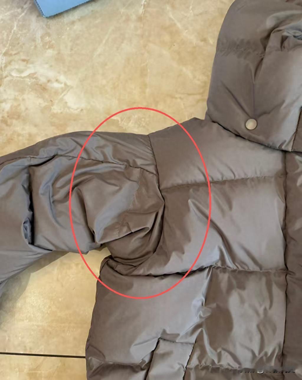 女子2500元买羽绒服袖子竟缝反了，客服回应：高级专员已介入。🤫最近在内