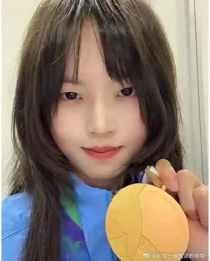 亚运会争议最大的一块金牌：第五人格电竞选手穆欣月，因家人反对打游戏，索性搬出去生活，靠接单打游戏养活
