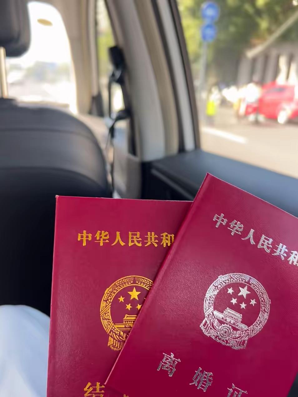我儿子前几天把婚离了。离婚证往我面前一放，他说：“妈，以后孩子你来带吧。”​我