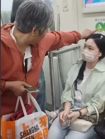 地铁上一老太太对一年轻女子说：你看你现在坐的是爱心专座，请你起来，把位子让给我坐