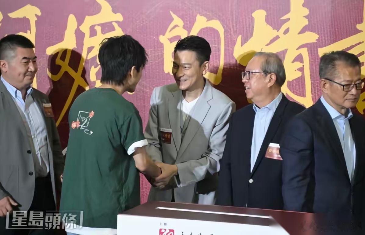 为什么刘德华会助阵《给阿嬷的情书》？原因很简单，因为刘德华在投资失败时是两位