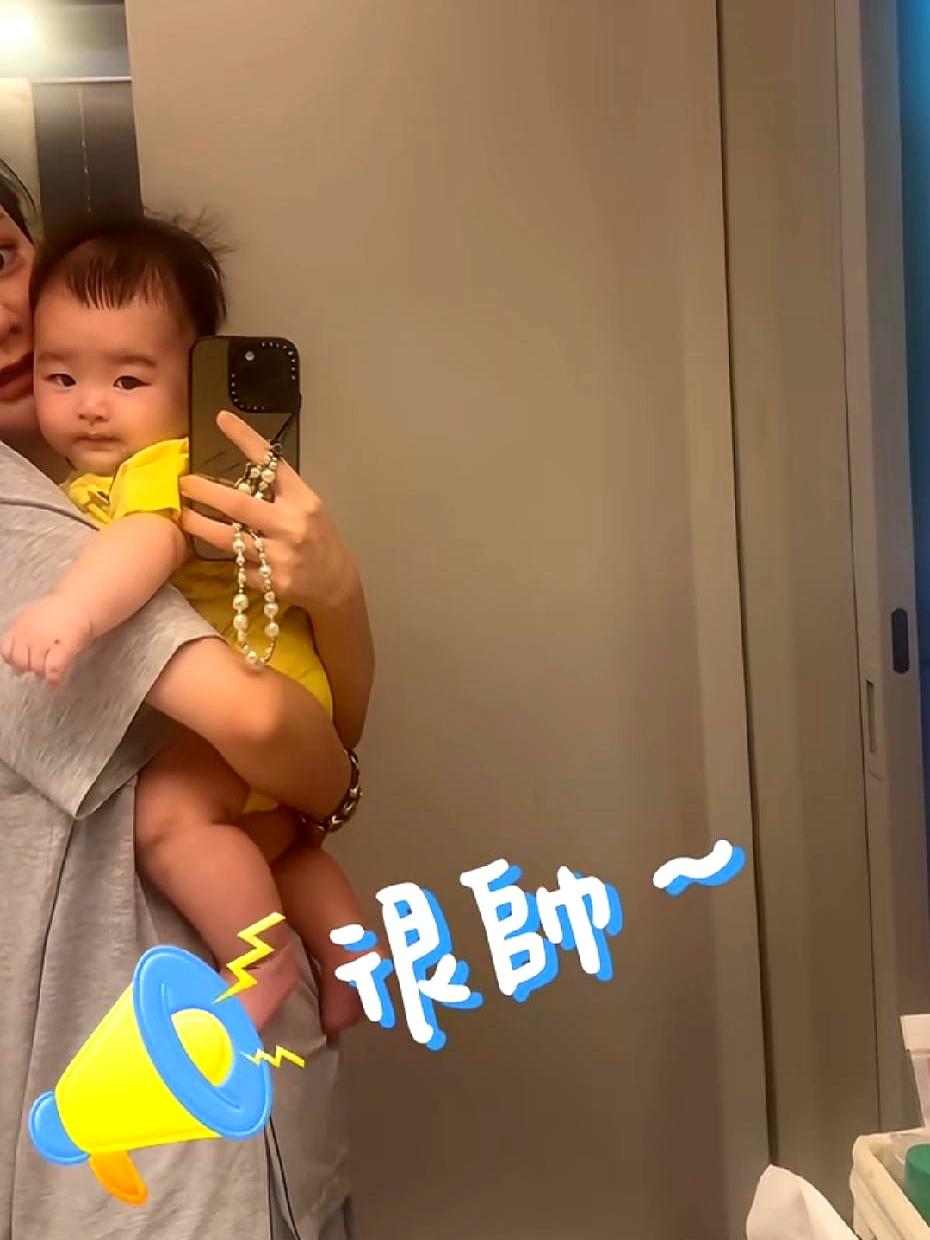 当她抱着还只有四个多月的小家伙问“你帅吗”时，手机里传来一句清清楚楚的“很帅啊”