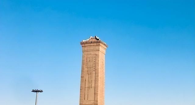 1955年，人民英雄纪念碑开工以后，林徽因认为碑文应该用楷体来写，但具体由