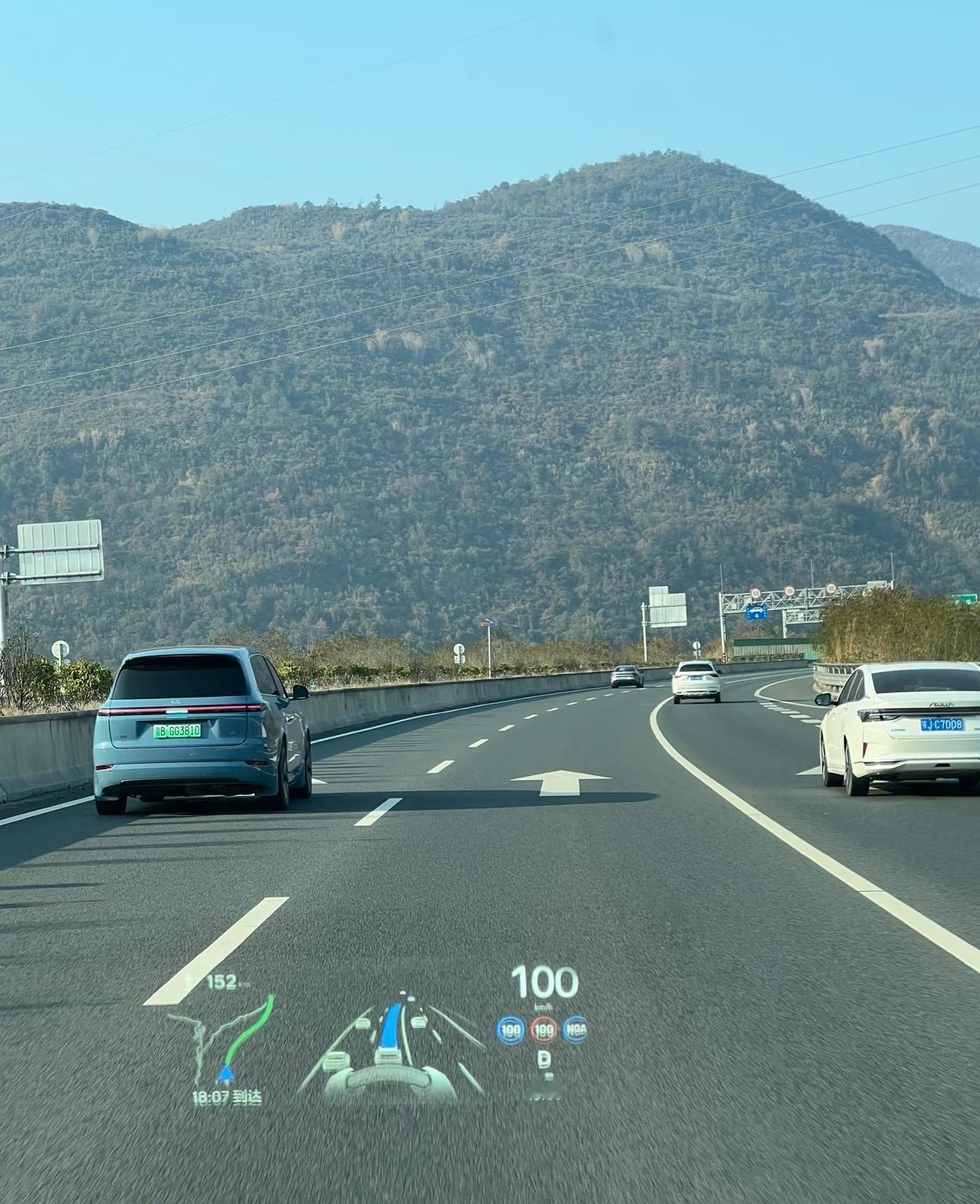 把后视镜影像放到HUD上的人真是个天才。用过好几台车的抬头显示，我个人认为，