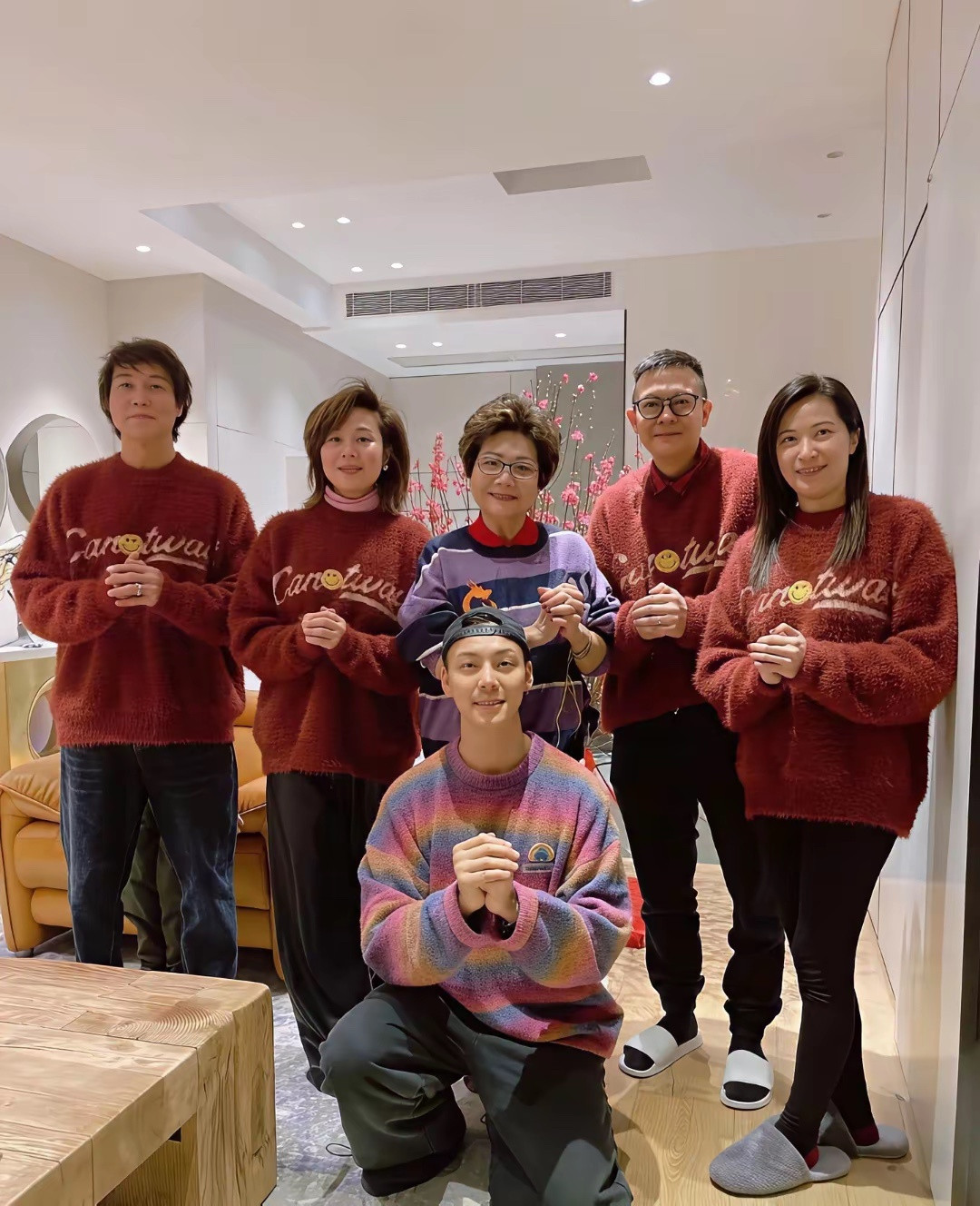 陈伟霆晒出的全家福年味爆棚！一家人都穿同款红毛衣，超温馨。妈妈站C位，富家千金优