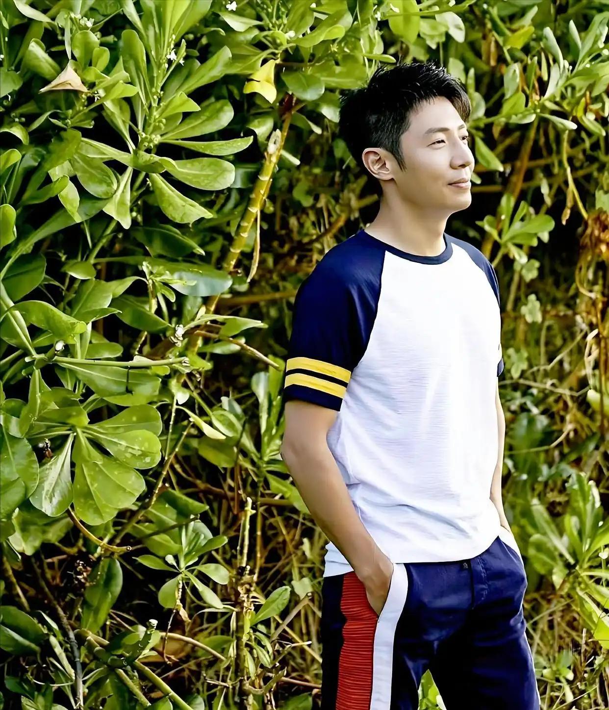 撒贝宁说：“经济条件允许下，人要在年轻时，适当的吃喝玩乐，不要总想着退休