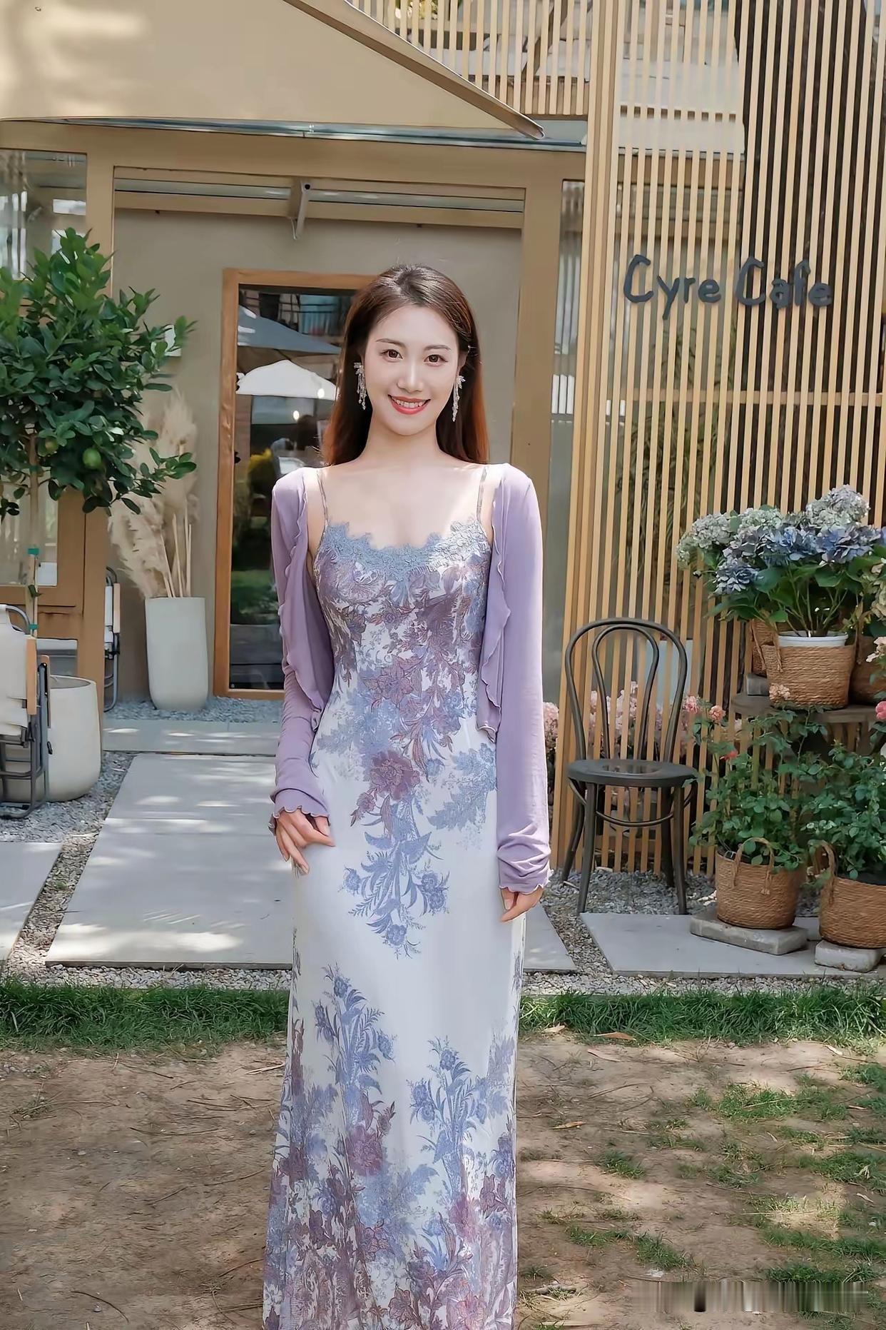 “连衣裙”如何穿出高级感?优雅花丛中的美丽少女，绽放如花🌸