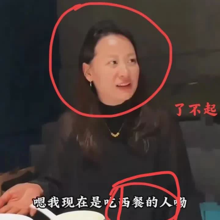 见过离谱的，可真没见过这么离谱的！上海那女子在大佬饭局上，对着男友一顿猛踩，本想