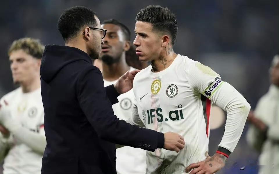 切尔西堪称足坛RNG，手握合同套路拿捏全队。队内顶级核心薪资极度离谱，恩佐这种世