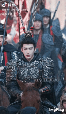 张凌赫被骂粉底液将军的原因，这个骑马拍摄花絮最直观，化妆从来不是被骂的主要原因，