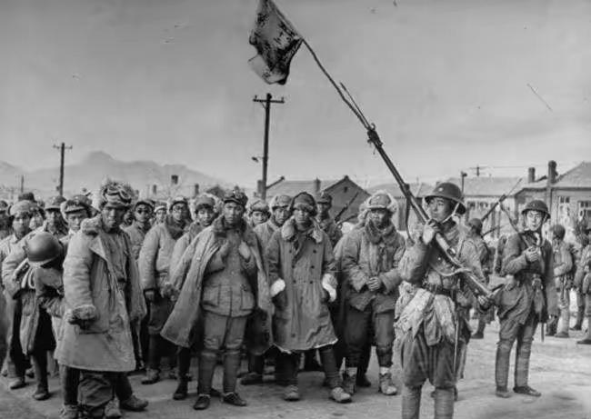 1948年，淮海战役中，华野炊事员挑着包子，误入敌人阵地，可他却不慌，还高声大喊