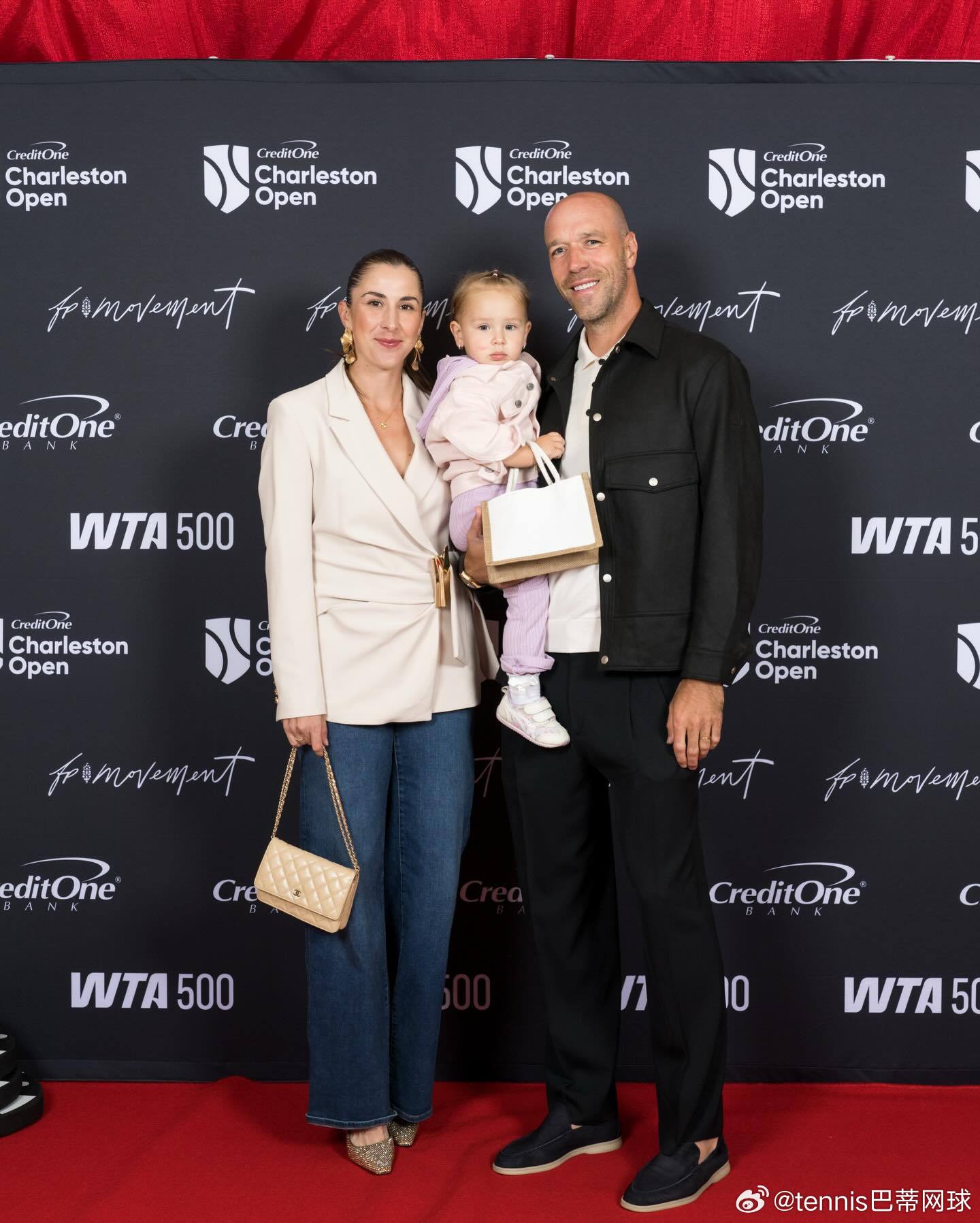 查尔斯顿晚宴佩古拉夫妻出席佩古拉夫妻出席，本西奇这个是她老公吗，美女们都很靓丽