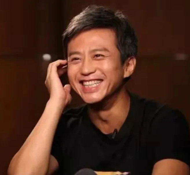 2009年，邓超去参加老戏骨李丁的葬礼，谁知自己的行为惹怒了张国立，他当场发飙，