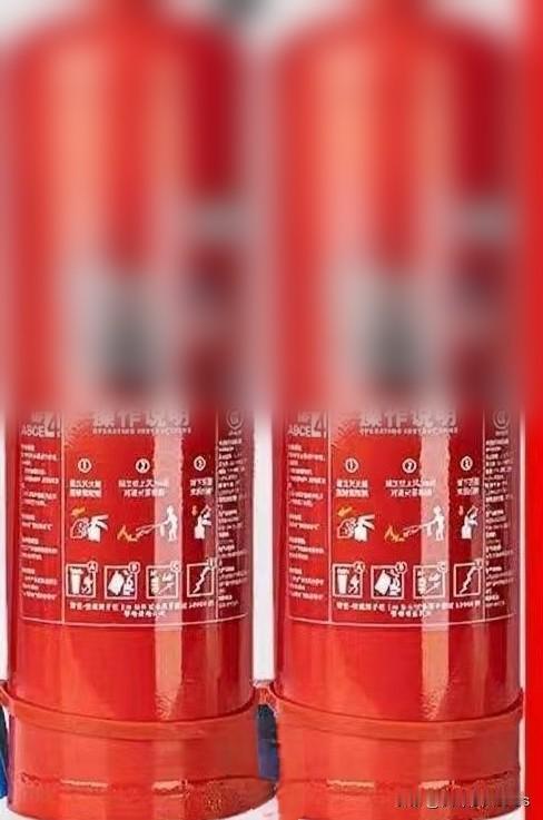 火救完了，事没完！外卖小哥用俩灭火器救下一辆车，第二天却要“赔钱”？网友：这账算