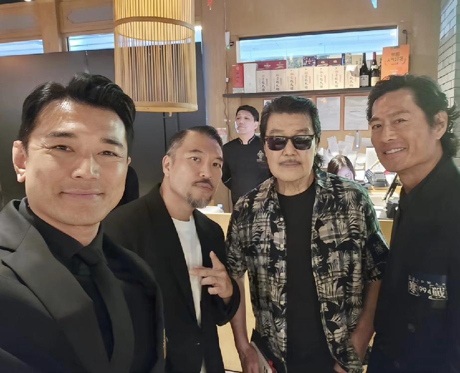 赵雅芝老公黄锦燊好厉害，独自去看《寒战1994》首映礼，不敢登台只在台下和人合影