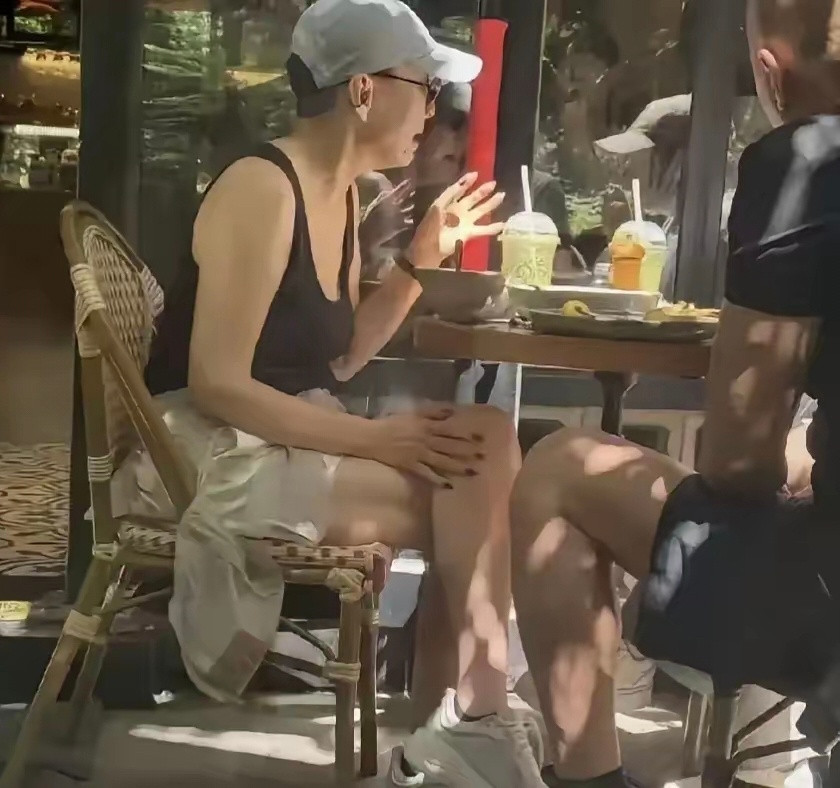 宋丹丹整体状态太好了身材不错，完全不像这个年纪的同龄人身材；贯的洒脱通透，干净利