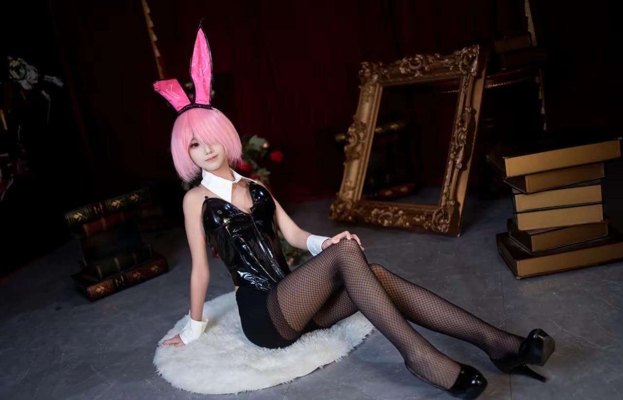 兔女郎cosplay，粉色兔耳，黑色皮衣，优雅气质，可爱迷人！