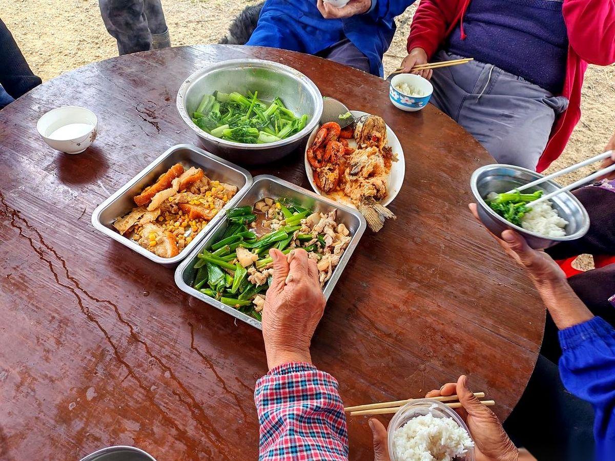 果场老板决定彻底弃场不干了，临走前把欠工人的工钱全部送到了大家手上。但他面对赶
