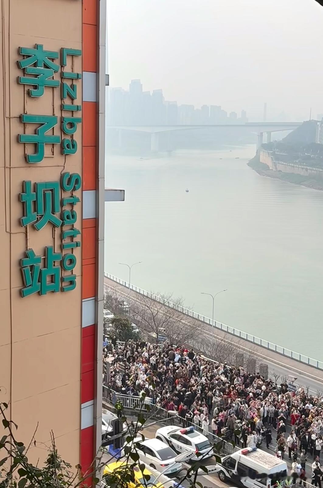 今天的李子坝轻轨穿楼！杀疯了！！刚刚拍的，全是人！！根本走不动，正在旅游的你还