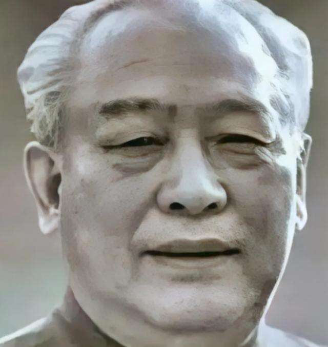 1983年，时任总政主任余秋里中将回乡探亲，弟弟却不愿相见。村长亲自去请也不行，