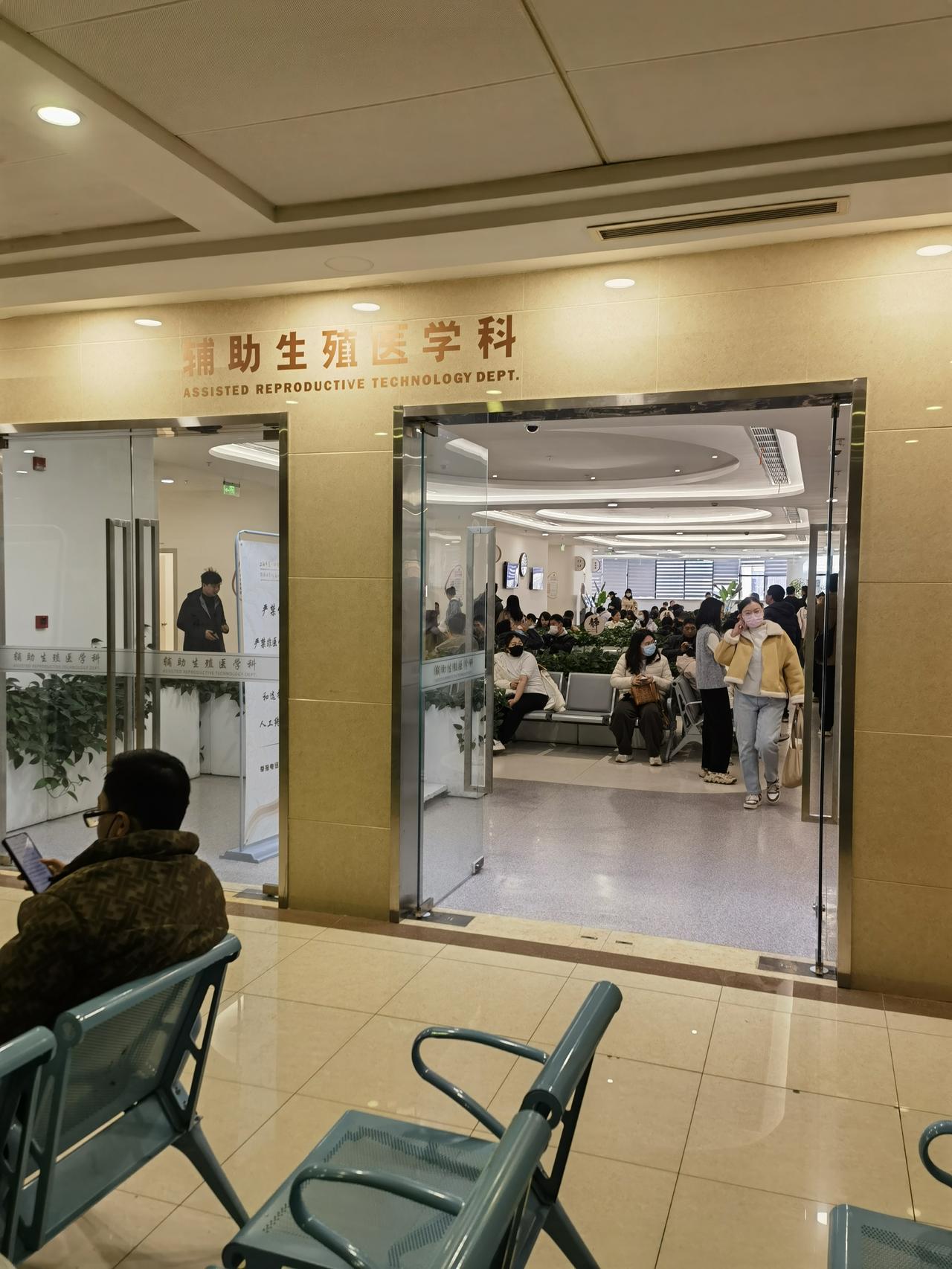 网络上真不要去相信，什么现在的年轻人都不想结婚生孩子？今天我在妇幼保健院，看了一