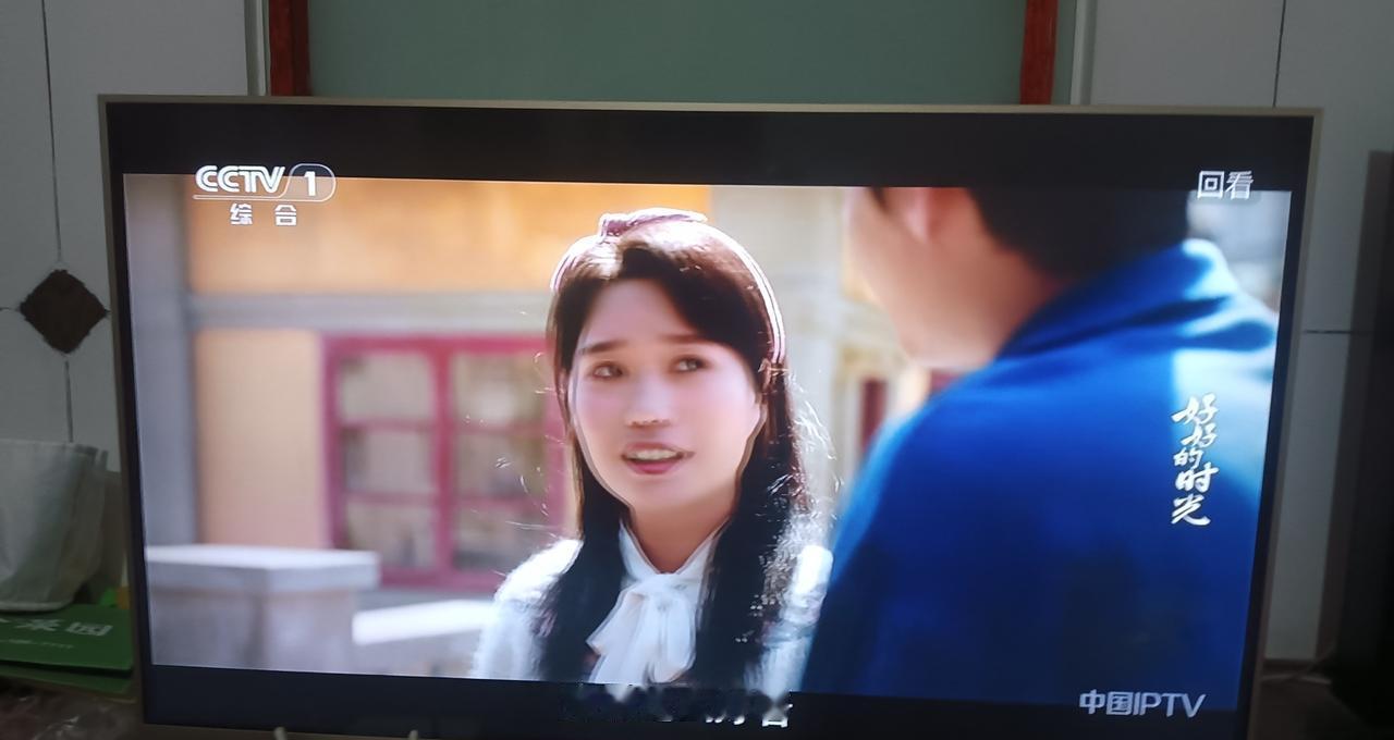 央视一套也敢糊弄？梅婷硬演少女，那脸部的褶子藏都藏不住。镜头怼到脸上，厚粉底