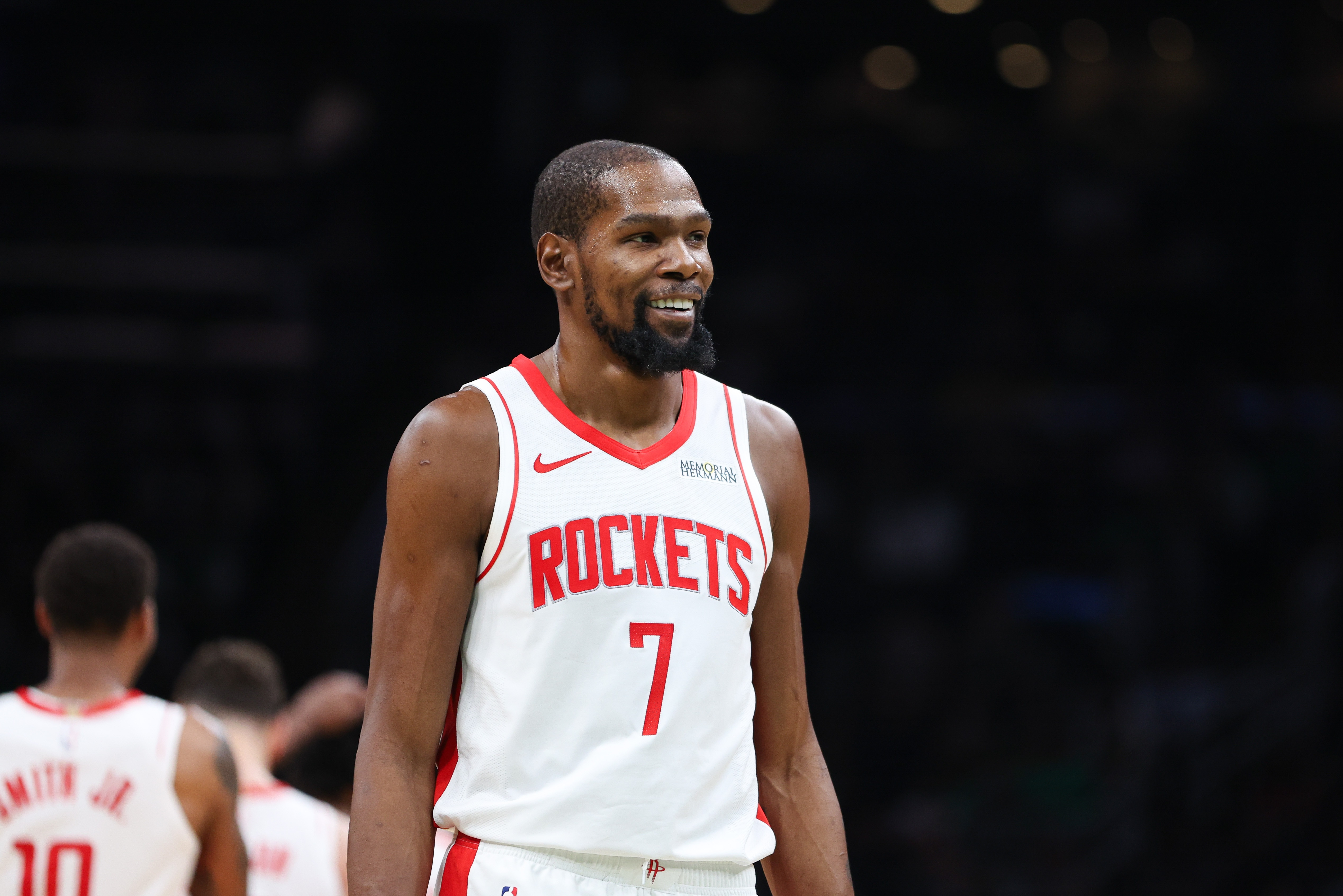 火箭队的杜兰特前一场比赛就因为脚踝扭伤没有出战，不过最新的消息称，杜兰特可能是左