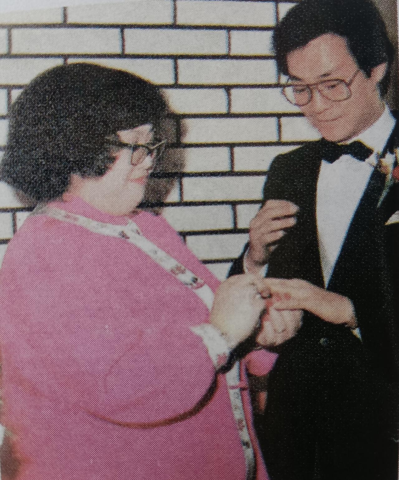 1985年，郑少秋与沈殿霞在温哥华举行婚礼，当天郑少秋身穿西服套装看上去英俊非凡