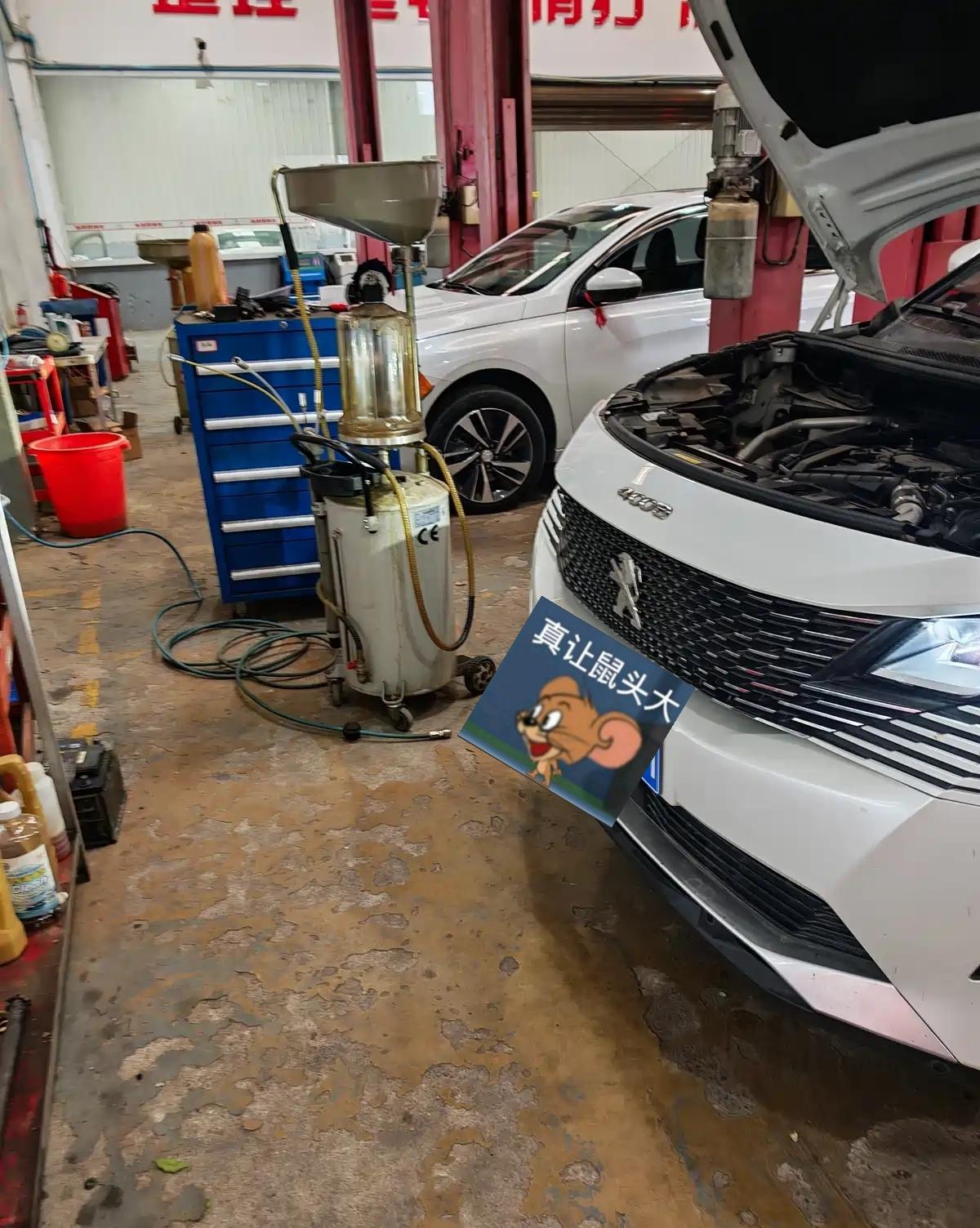 很多人并不知道四缸的发动机，其实很多都是4升多一点的机油。如果你与老板不熟悉，他