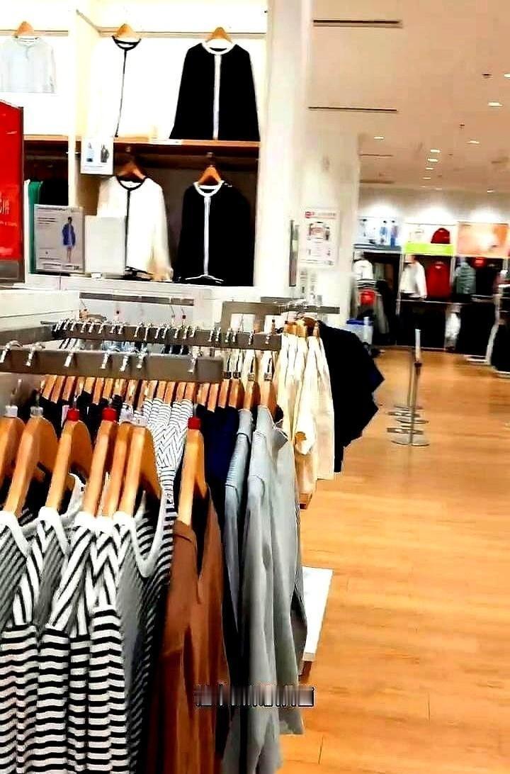 优衣库最狠的一招：把“买贵了”做成了明码标价的游戏。你盯着的那件299的衬衫，