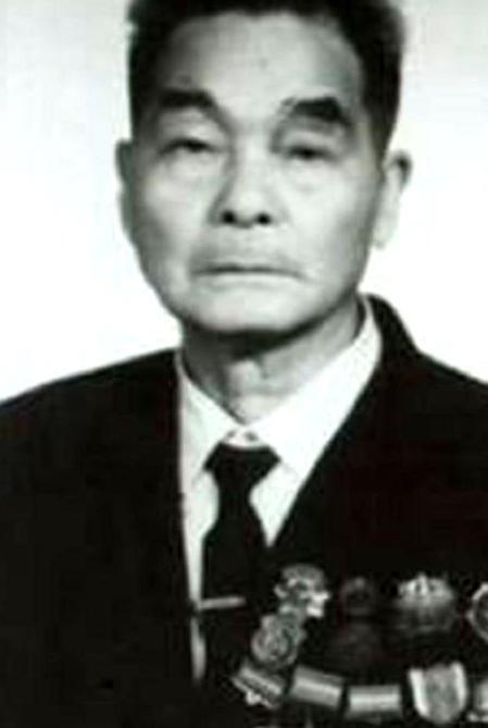 1951年，一位志愿军战士孤身阻击美军整师长达八小时，赢得毛主席亲自接见。庆功宴