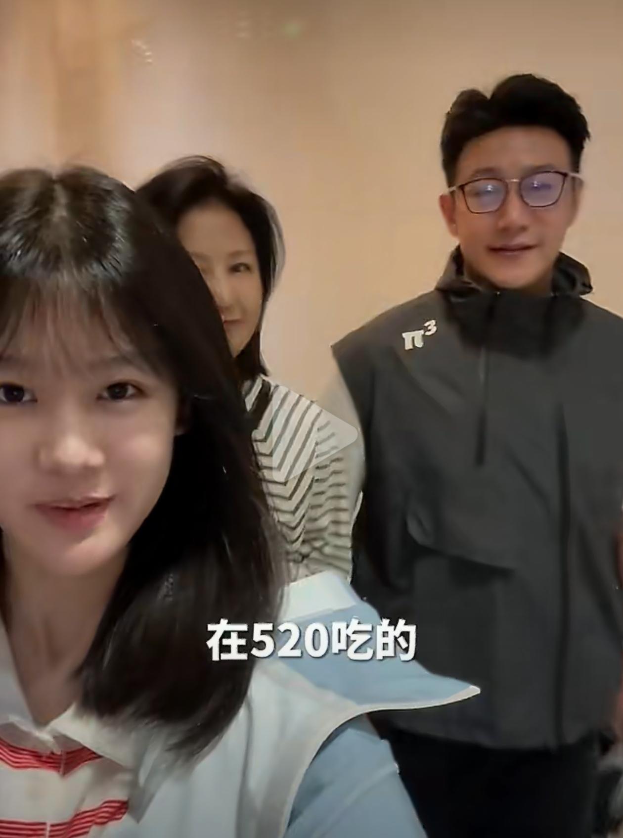 陆毅17岁女儿不会剥虾上热搜了，在父母眼里她还真不是巨婴，我们看到的都是别人刻意