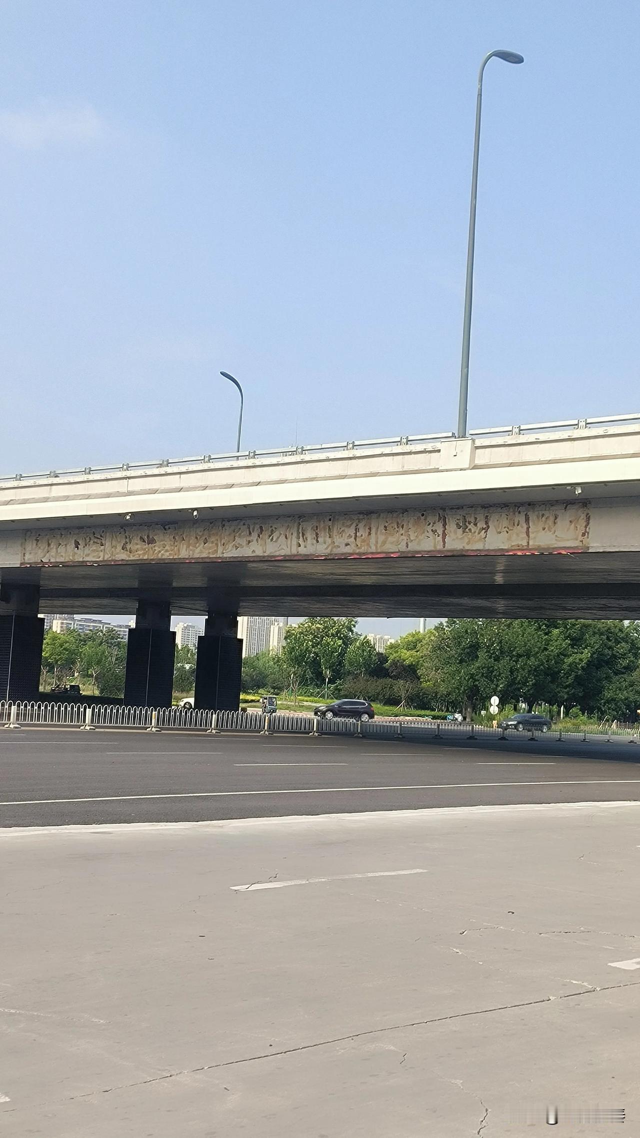 保定东二环快速路桥下七一路口的一段标语不见了东望这个路口，发现路口上方桥体