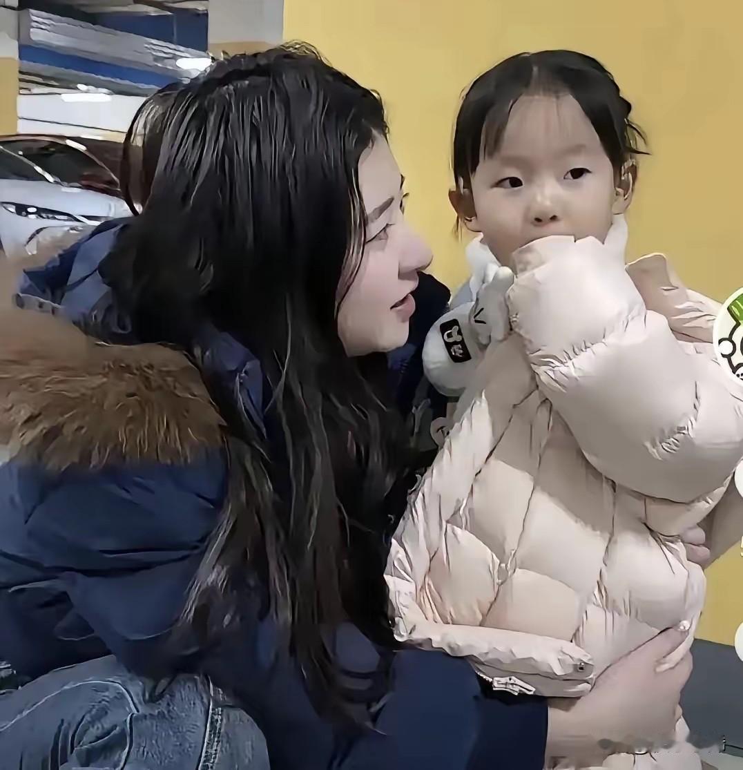 黄一鸣近期公开表态，女儿闪闪早已知道王思聪是自己的亲生父亲。可让人无奈的是，孩子