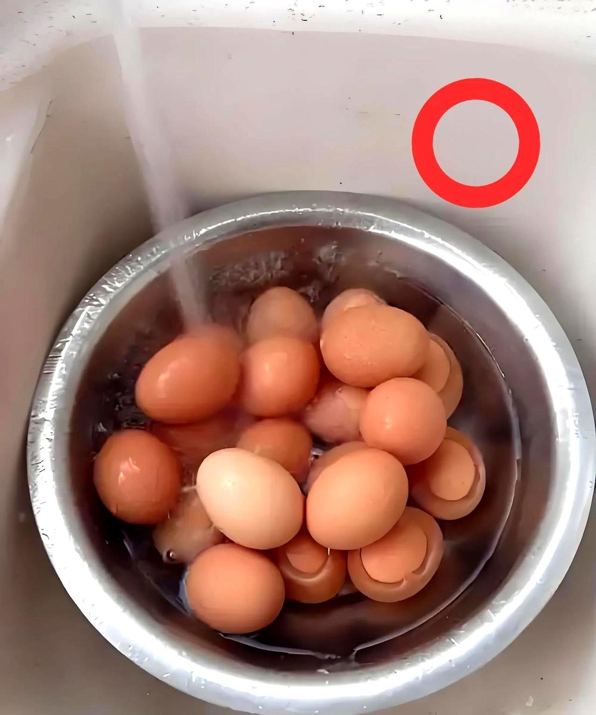 今天为洗鸡蛋的事情和婆婆吵了一架，我每次买来鸡蛋都会洗干净再放冰箱，因为每次买的