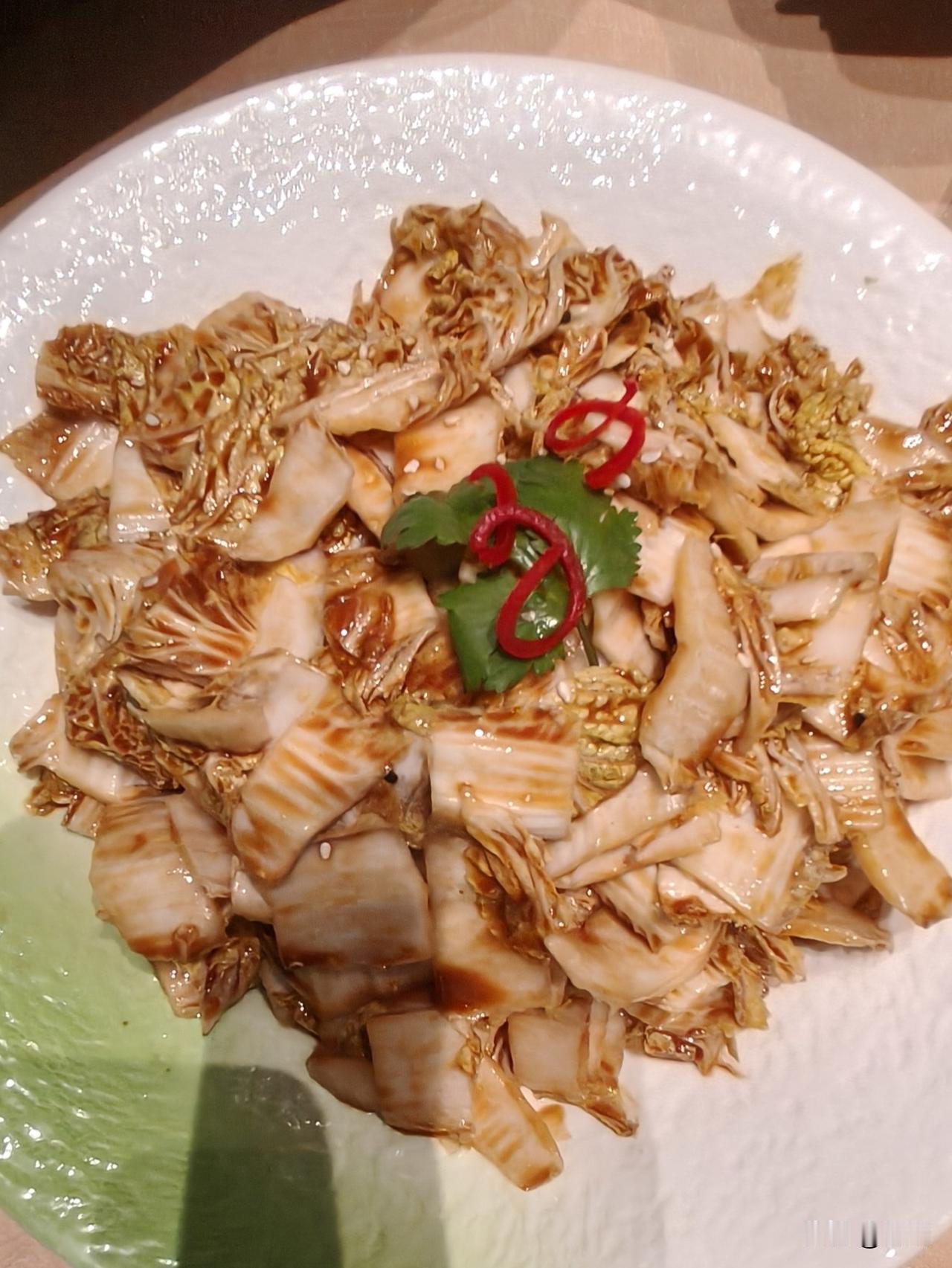 乾隆白菜~京味经典凉菜昨日在怀柔的一家(满乡小镇）用午餐，我点了一道乾隆白菜。