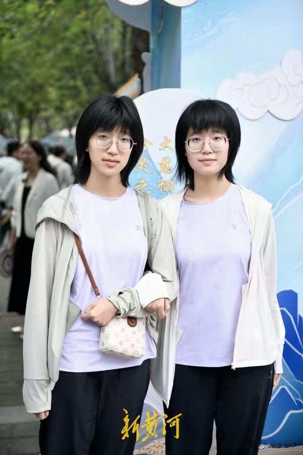 双胞胎今秋同校大一生山东中医药大学的临沂平邑籍双胞胎姐妹肖丹丹、肖双双西北政