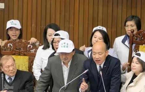 国民党团今天在立法机构会议中提案，发起反废死、反戒严两项公投，在讨论程序时出现插