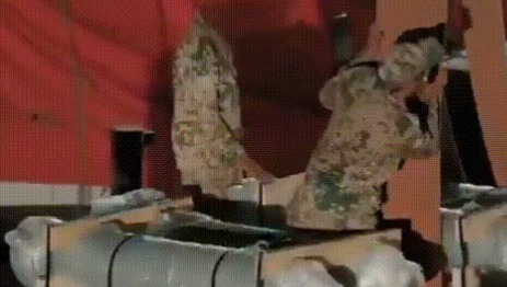 藏不住了，缴获满仓胡塞武装的武器，全世界都知道其背后“老大”是谁了。沙漠里长出