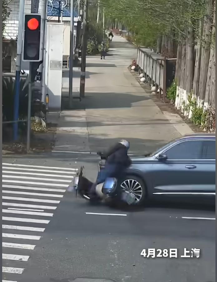 “老了也不行！”4月28日，上海，一大爷骑车闯红灯，被一辆正常行驶的汽车撞上，发