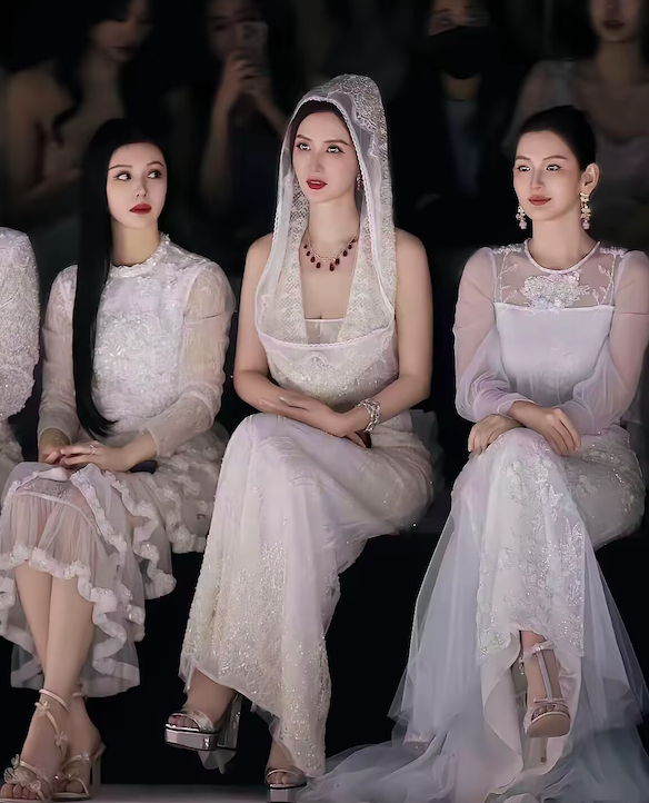 明明穿着同样的衣服戴着同样的头巾，但张萌和刘芸的对比却非常强烈。两人参加上海