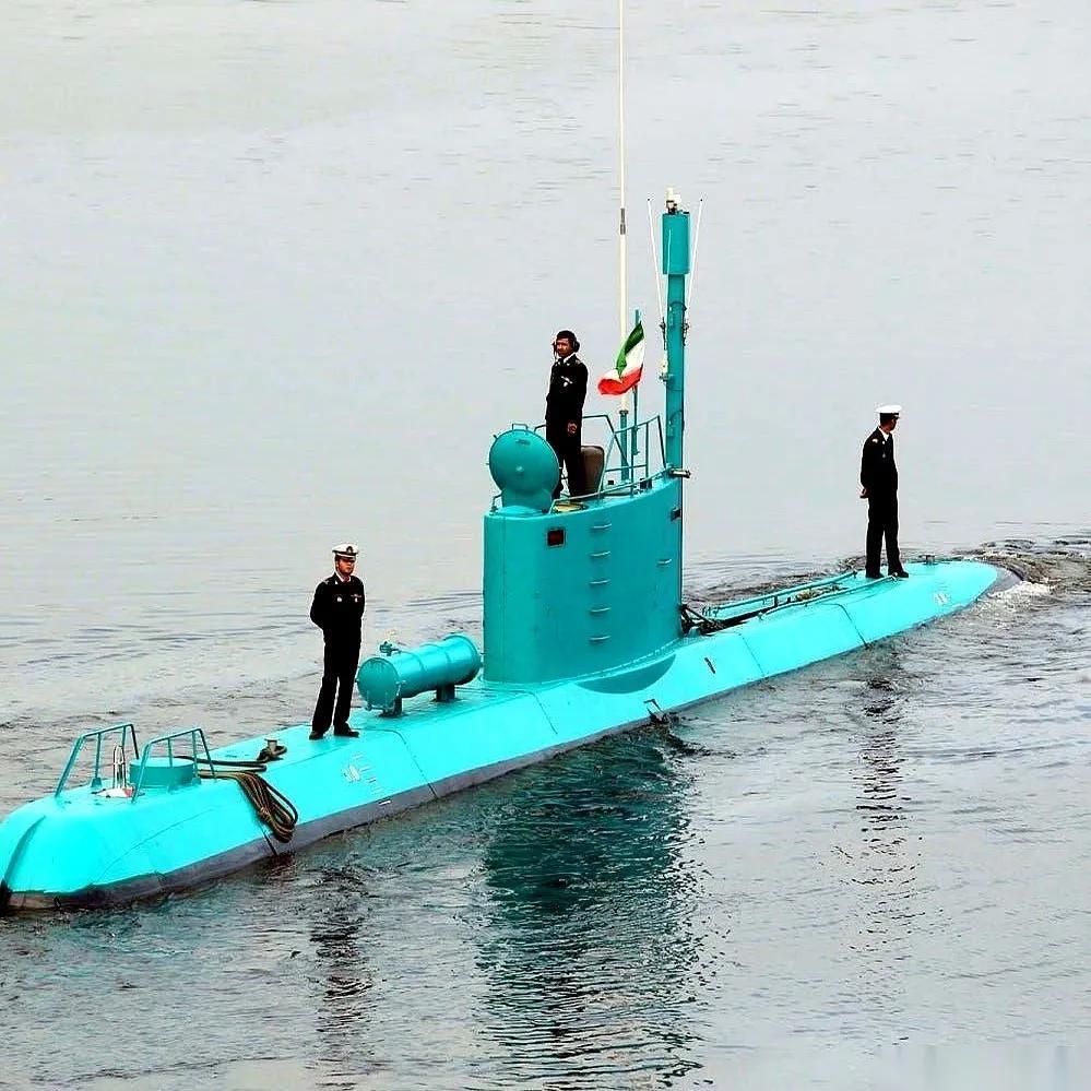伊朗有一种潜艇，小到你都觉得是个玩具，排水量才一百来吨，还没个游艇大。但它接到